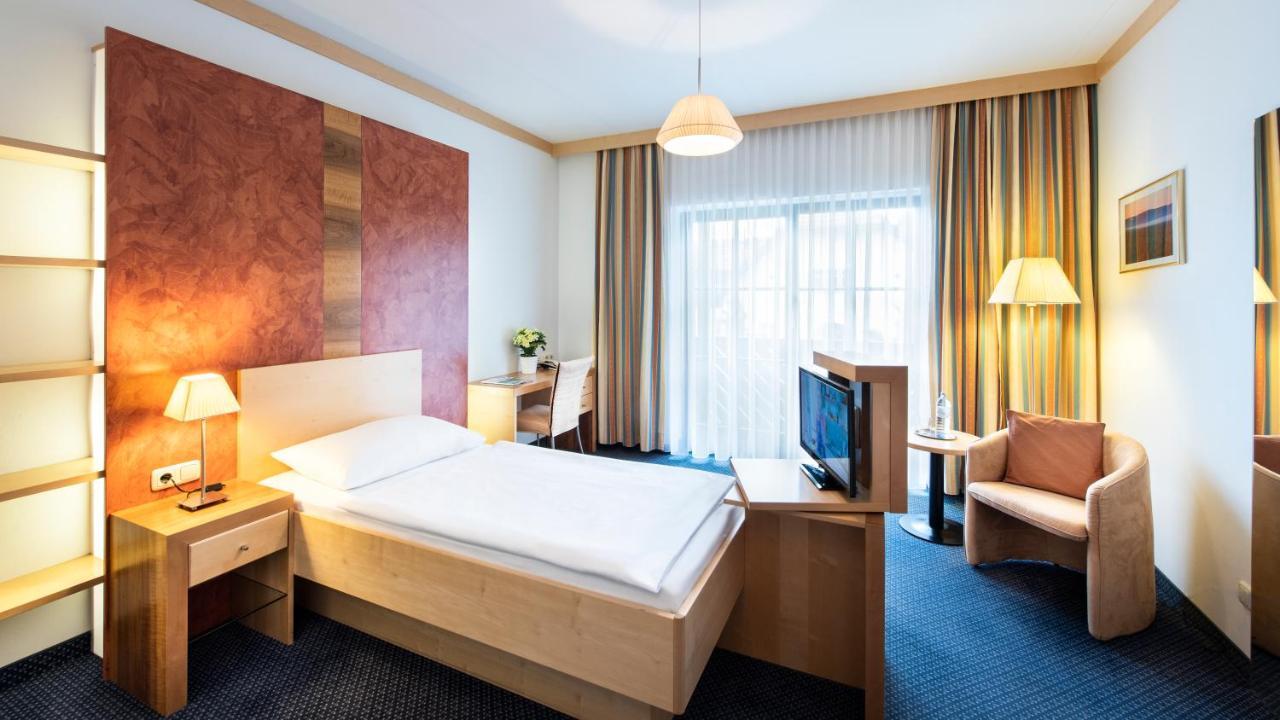 Parkhotel Zur Klause Bad Hall Exterior foto